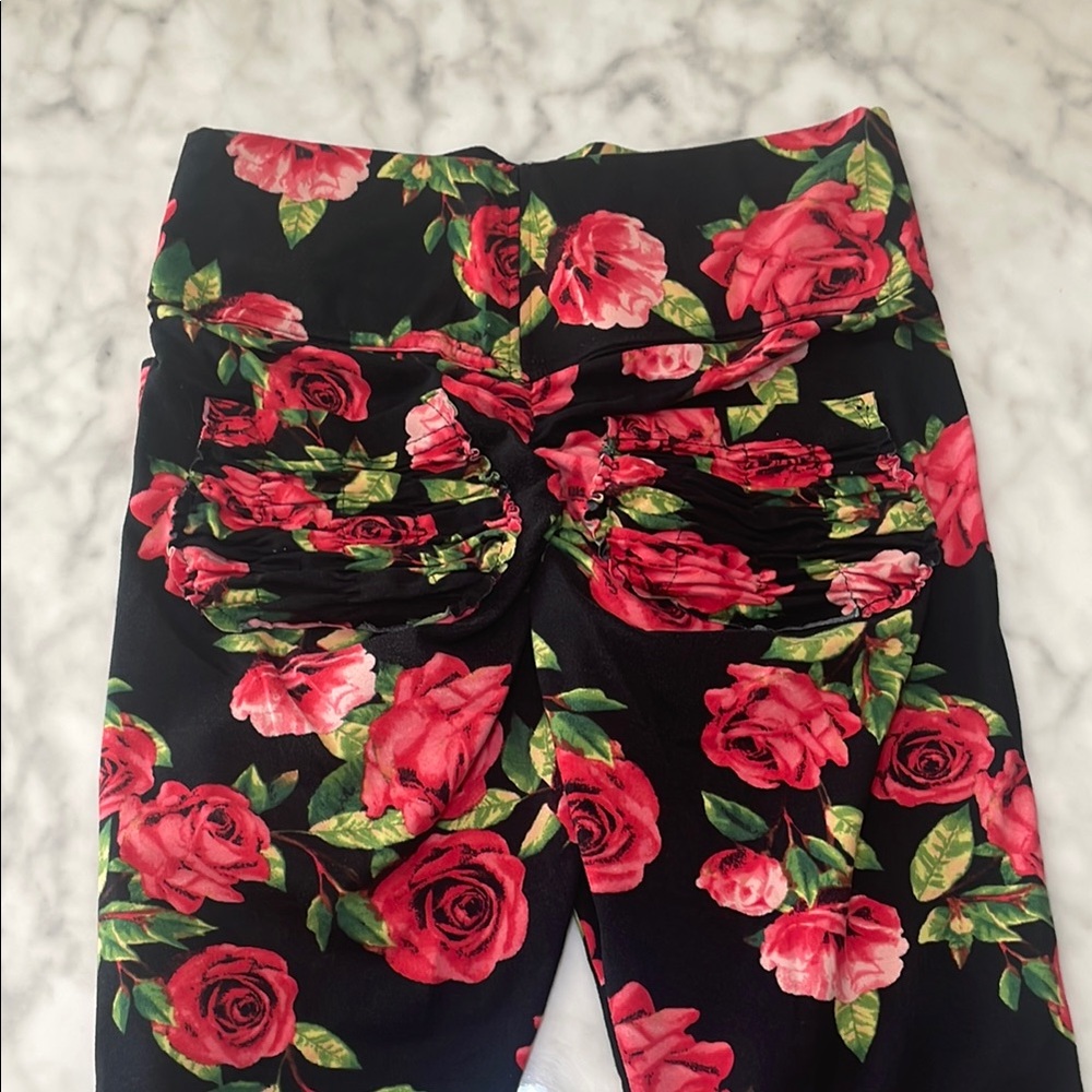 Cute Booty Lounge Rose Leggings - Picture 2 of 3